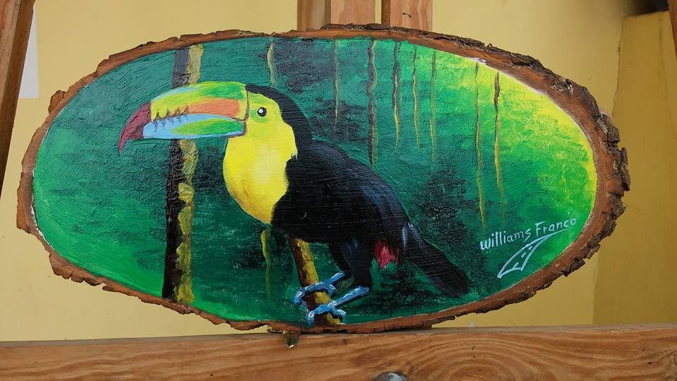 Tucan en rodaja de madera